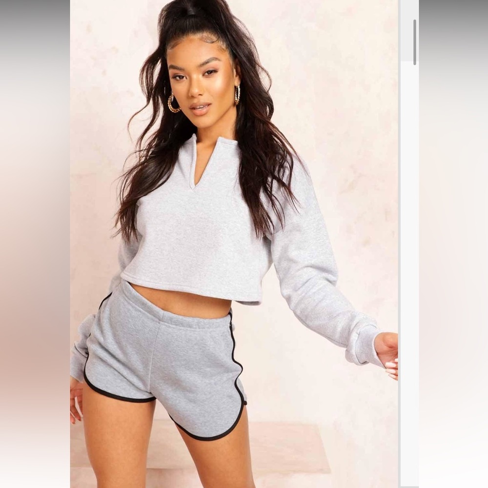 Boohoo Basic V Neck Plunge Crop Swear Top- **NEVER WORN**- size medium